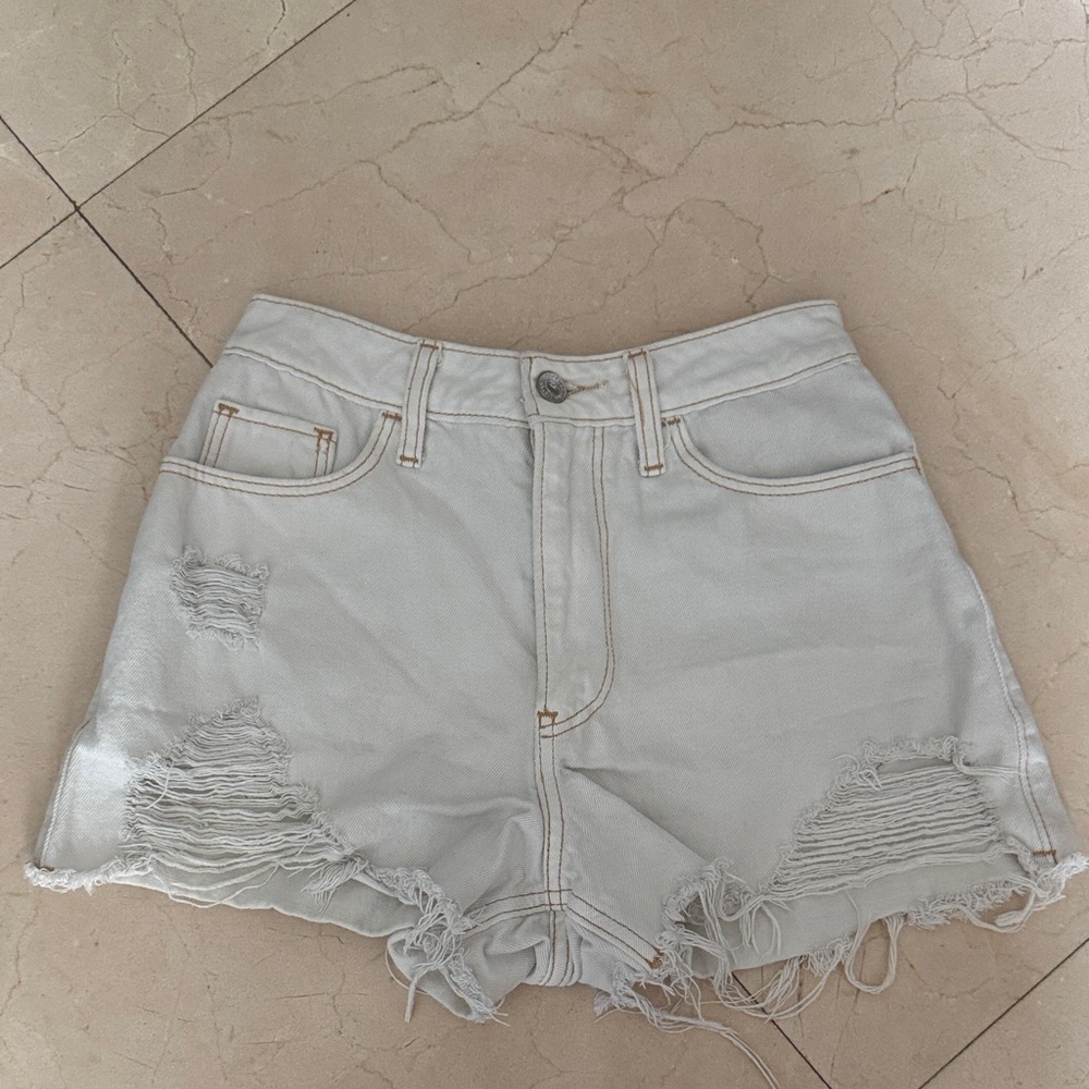 Hollister Ultra High Rise Vintage Relaxed Mom Short 3”